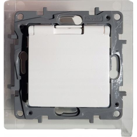 prise legrand niloe encastrable ip44 avec terre (1/3)