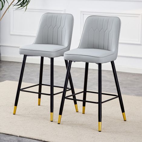 Un ensemble de deux tabourets de bar, avec revêtement en cuir PU gris clair, structure en métal noir et repose-pieds confortables.