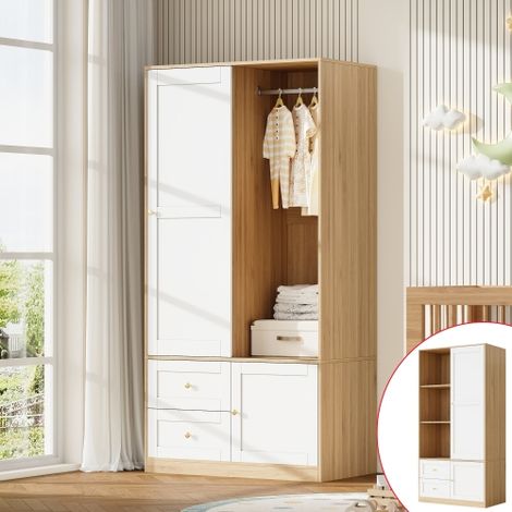 Armoire indépendante à portes coulissantes et conception semi-ouverte (avec tringle de penderie et deux tiroirs)  allie finitions blanches et effet bois, offrant un vaste espace de rangement pour la c (1/5)