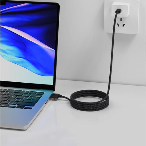El adaptador de carga MagSafe3 para MacBook cuenta con una conexión magnética, admite la carga rápida PD y utiliza un cable trenzado duradero para garantizar una carga rápida para tu Mac.