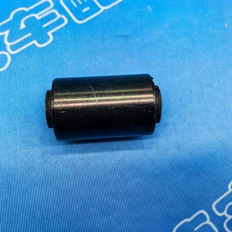 55045-EB71A is suitable for the rear spring bushing of the Nissan Navara with a steel plate bushing. (1/4)