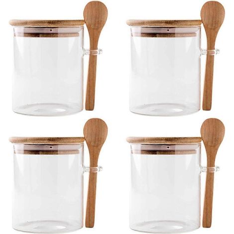 Vier Glasbehälter mit Overnight Oatmeal, inklusive Deckel und Löffel geeignet zur Verwendung auf der Toilette.