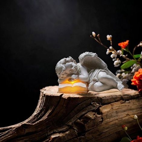 Gartenskulptur für den Außenbereich: eine sonnenbeschienene Engelsstatue, geeignet für die Gartengestaltung. (1/5)