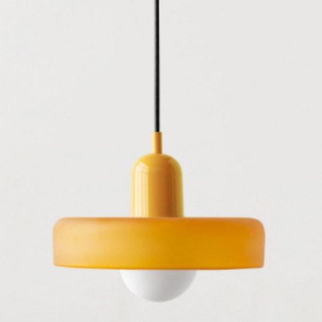 Un lustre de style Bauhaus au design médiéval et à l'abat-jour en vitrail, idéal pour la chambre 25 cm en verre orange avec une base jaune. (1/5)