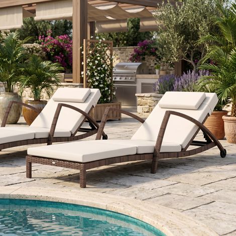 Bain de soleil chaise longue en résine tressée, dossier réglable, roulettes, coussin et accoudoirs, marron et beige (1/5)