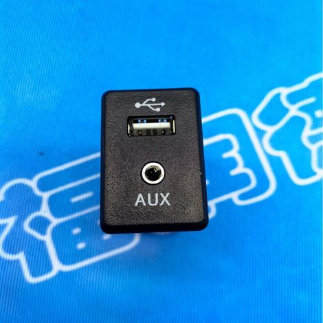 Compatible with 2013-2019 Nissan Bluebird, Tiida, Sylphy, Teana, and X-Trail: AUX audio interface + USB interface. (1/4)