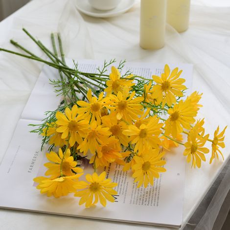 5 fleurs marguerites artificielles en plastique et tissu jaune – Décoration intérieure moderne pour salon, chambre ou bureau – Réalistes, sans entretien, idéales pour DIY et événements