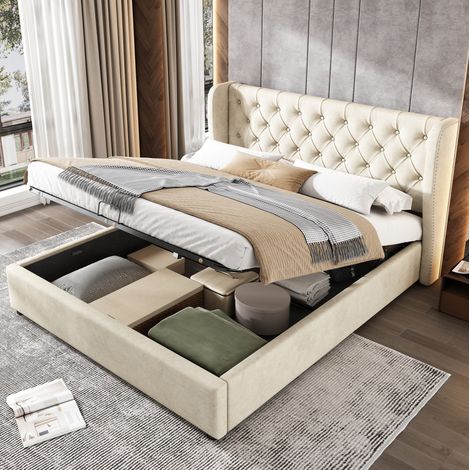 Lit double Chesterfield 140x200 cm en velours beige avec tête de lit haute, sommier à lattes et coffre de rangement (1/5)