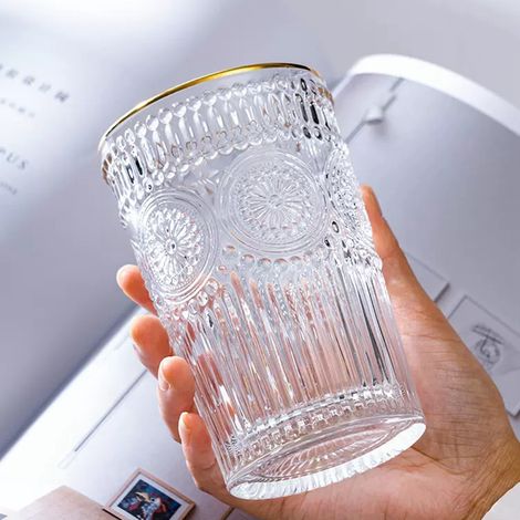 Verres à eau vintage en relief avec des motifs modernes