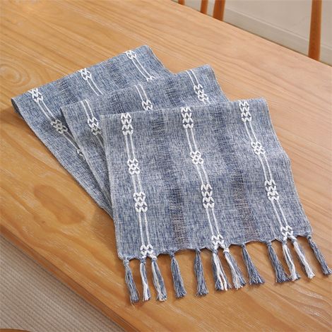 Chemin de table bohème crème, style maison de campagne, à pompons, lavable, idéal pour les fêtes, anniversaires, festivals et mariages. Petit modèle double jacquard bleu foncé, 33 x 305 cm. (1/5)
