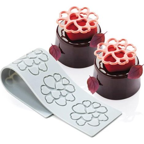 Set di 3 stampi in silicone a forma di foglia e cuore traforati per decorare cioccolatini, caramelle e torte in 3D. (1/5)