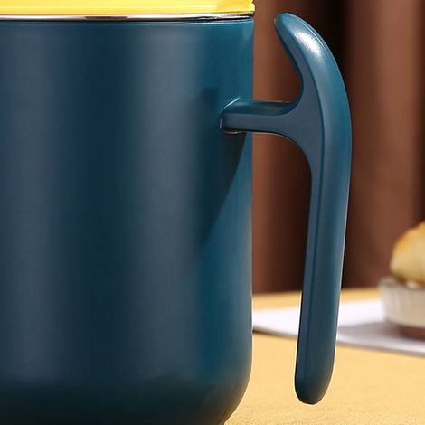 Moderner Becher im Ins-Style, Edelstahlbecher 304, kreativer europäischer Kaffeebecher 550 ml, dunkelgrün, isoliert fürs Büro (1/5)