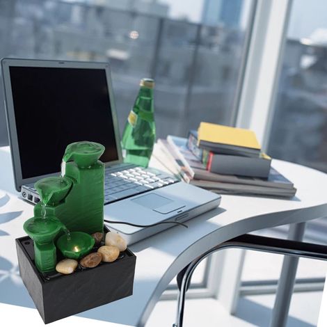 Dekorativer USB-Tischbrunnen mit LED-Beleuchtung und zirkulierenden smaragdgrünen Kunststoffsteinen, Miniaturmodell für Wohnzimmer und Büro. (1/5)