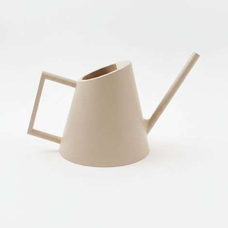 Dekorative beige Gießkanne zum Gießen von Pflanzen und Blumen