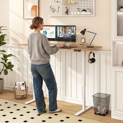Bureau électrique réglable en hauteur bois naturel 160 x 60 cm avec cadre métal (1/4)