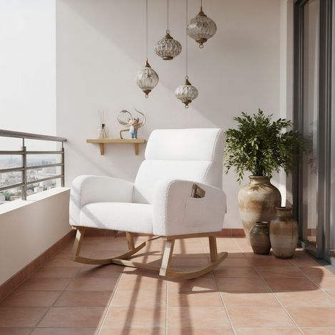 Schaukelstuhl mit zwei praktischen Seitentaschen, modern Schaukelsessel, Gepolsterter Sessel mit Holzkufen und Armlehne, für Wohnzimmer, Garten und Terrasse, Teddystoff Weiß, 69 x 78 x 87 cm (1/5)