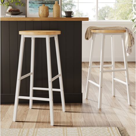 Set de 2 taburetes de bar, asiento efecto madera, 63 cm, estructura metálica blanca HAVRYA (1/5)