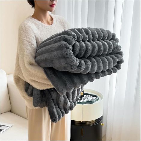 Couverture douce et moelleuse, chaude en peluche lapin, double épaisseur, idéale pour lit, canapé et fauteuil (gris foncé, 150 x 200 cm) (1/5)