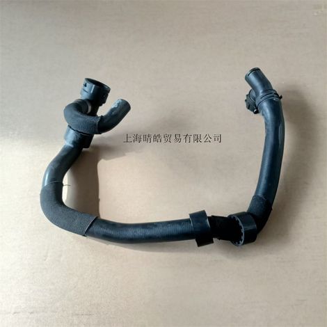 Die Teilenummern 7N0122051AB und 7N0122051T sind für den unteren Wassertankschlauch des Volkswagen Sharan SEAT 2.0T Motors geeignet. (1/4)