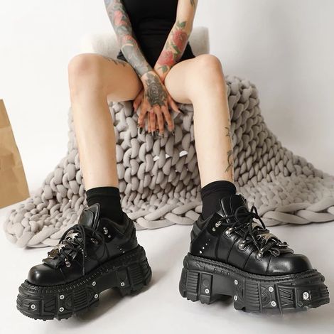 Bottines moto femme à plateforme, bout carré, lacets, noir métallique, chaussures combat gothique, cuir synthétique, cheville montante, style punk, taille EU. (1/4)