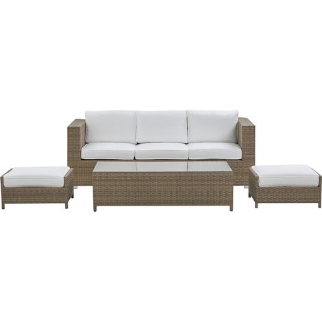 Conjunto de muebles de jardín sofá de 3 plazas de ratán sintético marrón con mesa y 2 otomanas cojines blancos Belluno