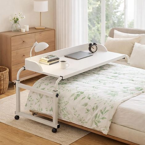 Table de lit sur roulettes, hauteur et largeur réglables, cadre en métal robuste, plateau de table élargi avec bord, table pour ordinateur portable, table roulante pour lit et canapé (blanc) (1/5)