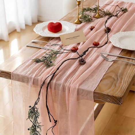 Décorations roses pour la Saint-Valentin : chemin de table, étamine, gaze rustique (1/5)