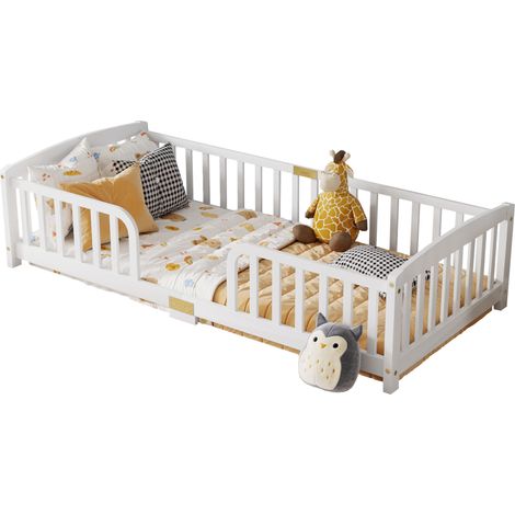 Lit au sol 90x200 cm avec barrière de sécurité et ouverture centrale, cadre bas en pin blanc pour chambre d'enfant, transition douce et style épuré  CHICFURN (1/5)