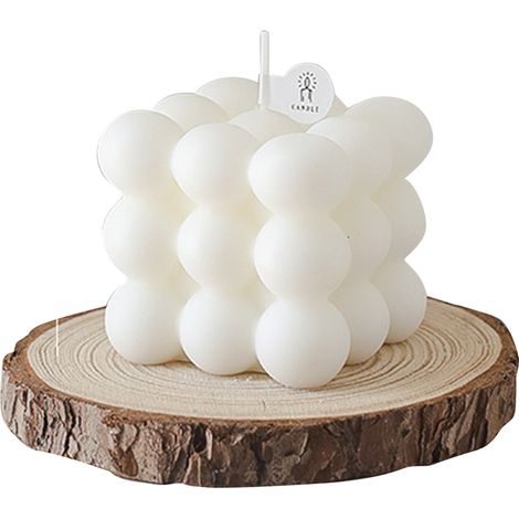 Bougie décorative cubique blanche longue durée, parfum poire anglaise et freesia, à la paraffine, idéale pour les accessoires photo et la décoration intérieure. (1/5)