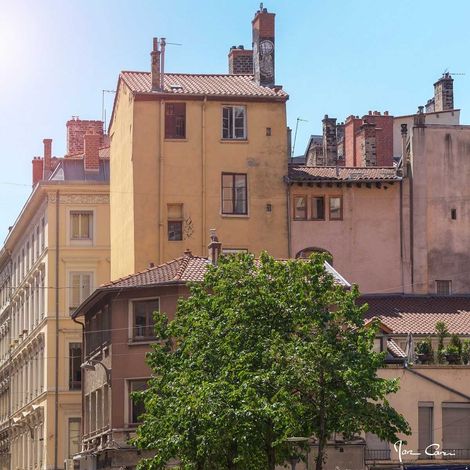 Tableau sur toile facade vieux Lyon 65x65 cm - Impression sur Toile Murale Décorative - Image imprimée en HD sur Toile - Toile sur Châssis en Bois FSC - Fabriqué en France (1/4)