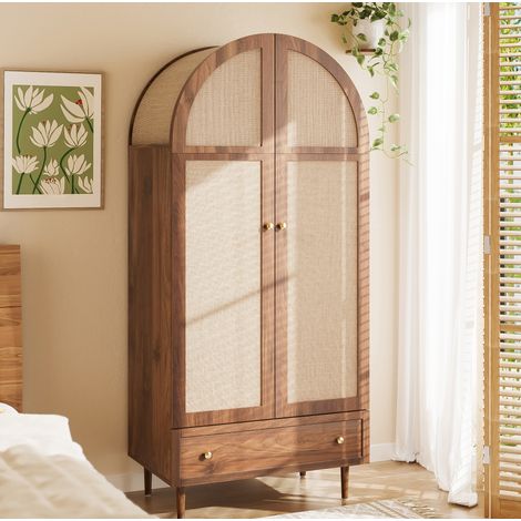 Armoire penderie en bois foncé avec portes en tissu, tiroir inférieur, grande capacité pour chambre et dressing, design arrondi et poignées aluminium – CHICFURN (1/5)