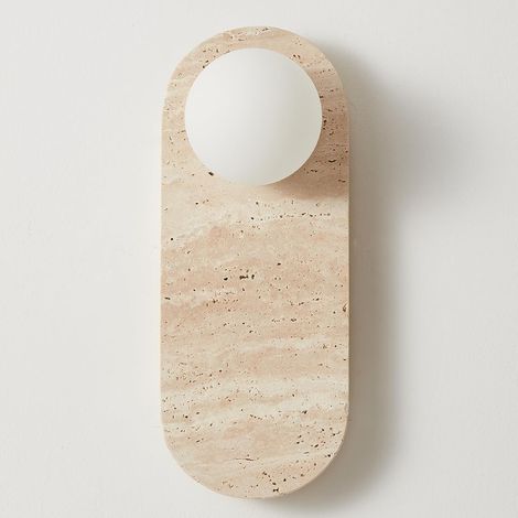 Applique murale moderne en travertin naturel avec globe en verre dépoli et finition dorée, idéale pour salle de bain, chambre ou couloir. (1/5)