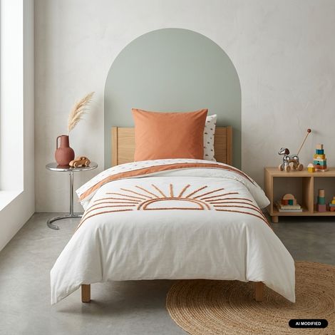 sweeek - Parure de lit coton tufté réversible imprimé soleil blanc/terracotta 1 place 140 x 200cm - Solino (1/4)
