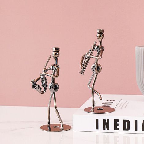 Lot de 2 figurines décoratives artisanales représentant un musicien et un groupe de musique. Figurines en fer forgé, faites à la main. (1/3)