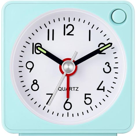 Radio-réveil analogique de voyage 5,7 cm (2,25 pouces) – Ultra petit, fonction snooze et éclairage, super silencieux (sans tic-tac), fonctionne sur piles, facile à utiliser – couleur légume (1/4)