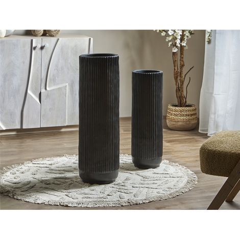 Schwarze Reliefvase mit vertikalen Linien, 80 cm. 2er-Set, 26 x 80 cm