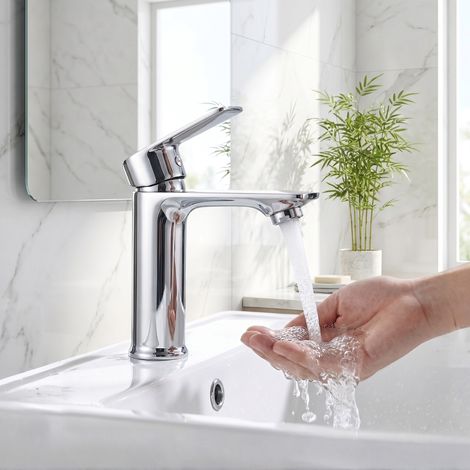Wand-Waschtischarmatur für Badezimmer im modernen Stil – verchromter Waschtischmischer aus Edelstahl, für Warm- und Kaltwasser, mit elegantem flachem Auslauf und Anschlussschläuchen inklusive