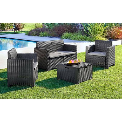 Bica – Salon de jardin en polypropylène effet rattan – Ensemble 2 fauteuils et 1 canapé 2 places – Table rectangulaire avec coussins – Résistant aux UV