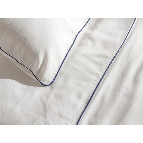 Parure de lit percale de coton 80 fils/cm² - Housse de couette 240 x 260 cm + 2 taies d'oreiller 63 x 63 cm - Blanc passepoil bleu- AGAMI de PALACIO (1/2)