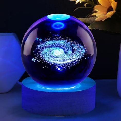 Lampe 3D Boule de Cristal, Veilleuse Galaxie USB 6 cm, LED Colorée avec Socle en Bois, Lampe Planète pour Noël, Saint-Valentin, Cadeau Astronomie