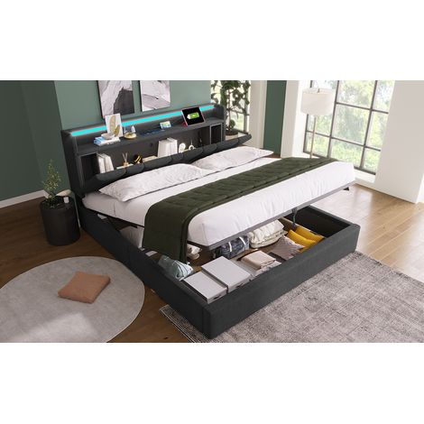 Lit double avec fonction de chargement via port USB. Il dispose également d’un espace de rangement et d’éclairage LED. Dimension du lit : 140x200 cm. Structure du lit en bois. Matelas disponible en gr (1/5)