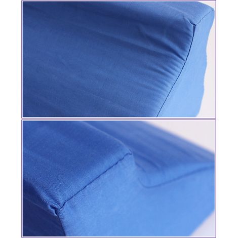 Oreiller triangulaire bleu en mousse avec fermeture éclair dissimulée, amovible et lavable, pour un soutien dorsal optimal. Dimensions : 50 x 25 x 15 cm / 19,7 x 9,8 x 5,9 pouces. (1/5)