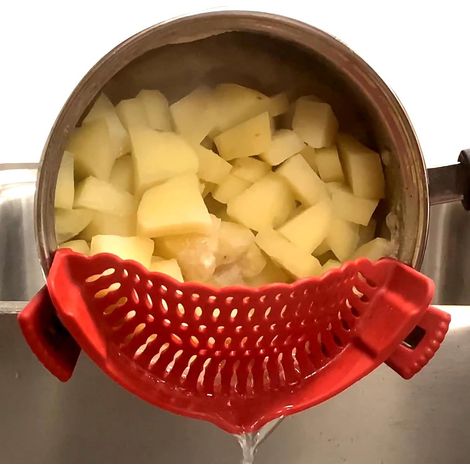 Passoire à clip pour tous les ustensiles Grande en silicone toute la famille pâtes et nouilles Compatible lave vaisselle rouge (1/5)