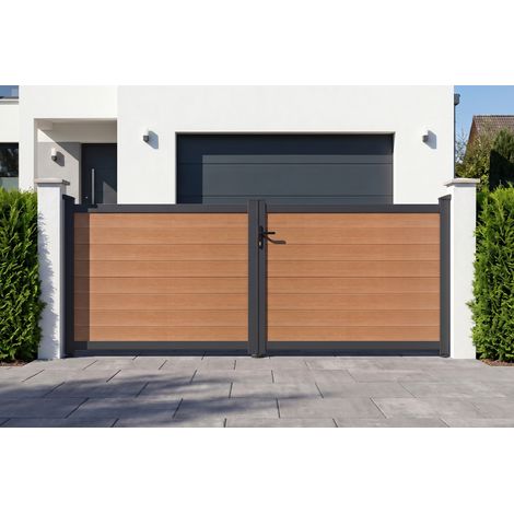 Puerta batiente ATHOS de 3,5 m de altura y 140 cm de alto, fabricada en madera compuesta de teca con marco de aluminio.