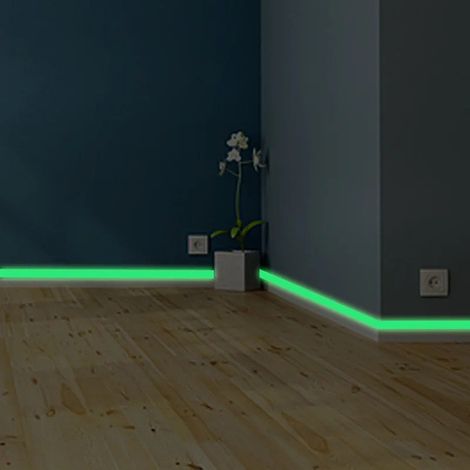 Dimensions : 2 x 140 cm  Couleur : Voir photo  Matériau : Bande lumineuse en PVC phosphorescent avec plaque de base autocollante murale
