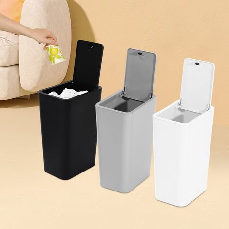 3 poubelles, poubelles noires, blanches et grises, poubelles pour la cuisine, la chambre, le salon et le couloir, poubelles pour les déchets organiques, poubelles pour le tri sélectif. (1/5)