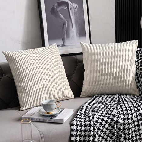 Fundas de cojín para sofá color blanco marfil: Paquete de 2 fundas cuadradas de terciopelo a rayas originales de 45 cm x 45 cm para la decoración del hogar. (1/5)