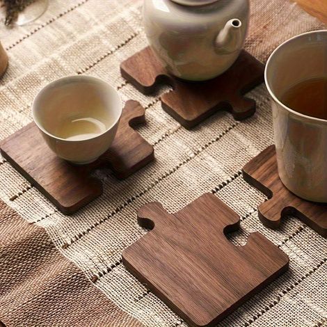 Set mit 4 Retro-Untersetzern aus Holz: Isolierende Untersetzer für Tassen, hitzebeständige Tischsets, perfekt für Büro, Bar, Heimdekoration, unverzichtbar für festliche Anlässe (1/5)