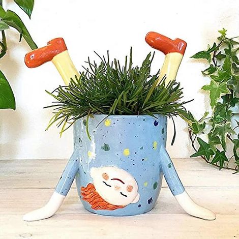 Ein witziger und kreativer Blumentopf aus Kunstharz, der ein Mädchen auf den Händen balancierend darstellt – ideal zur Dekoration von Wohnung, Balkon oder Büro. Handgefertigte Dekoration. (1/5)
