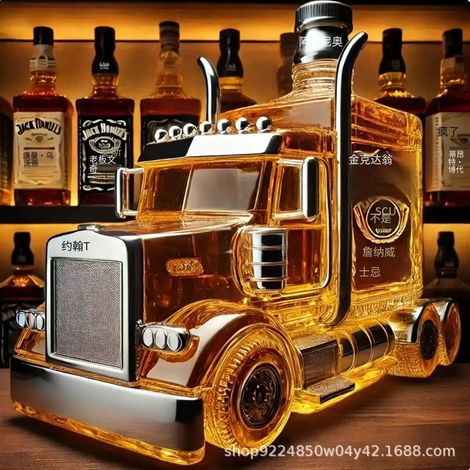 Bouteille de whisky originale en forme de semi-remorque (350 ml D), idéale pour décorer un bar à la maison ou offrir un cadeau. (1/5)